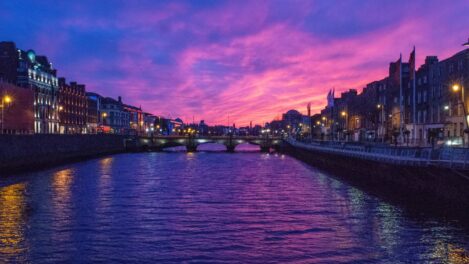 Image of a pink and purple sky over the river liffey